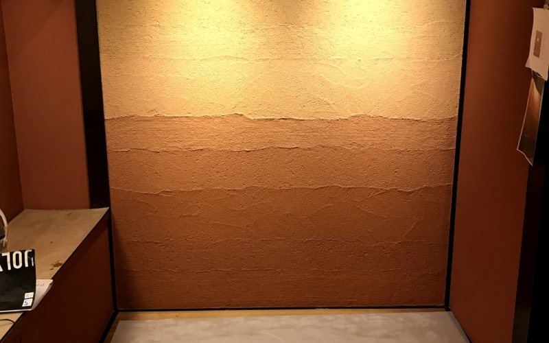 和室に合わせてジョリパットで版築風に仕上げたデザイン壁 内装外装仕上げ施工店 有限会社レアル アート